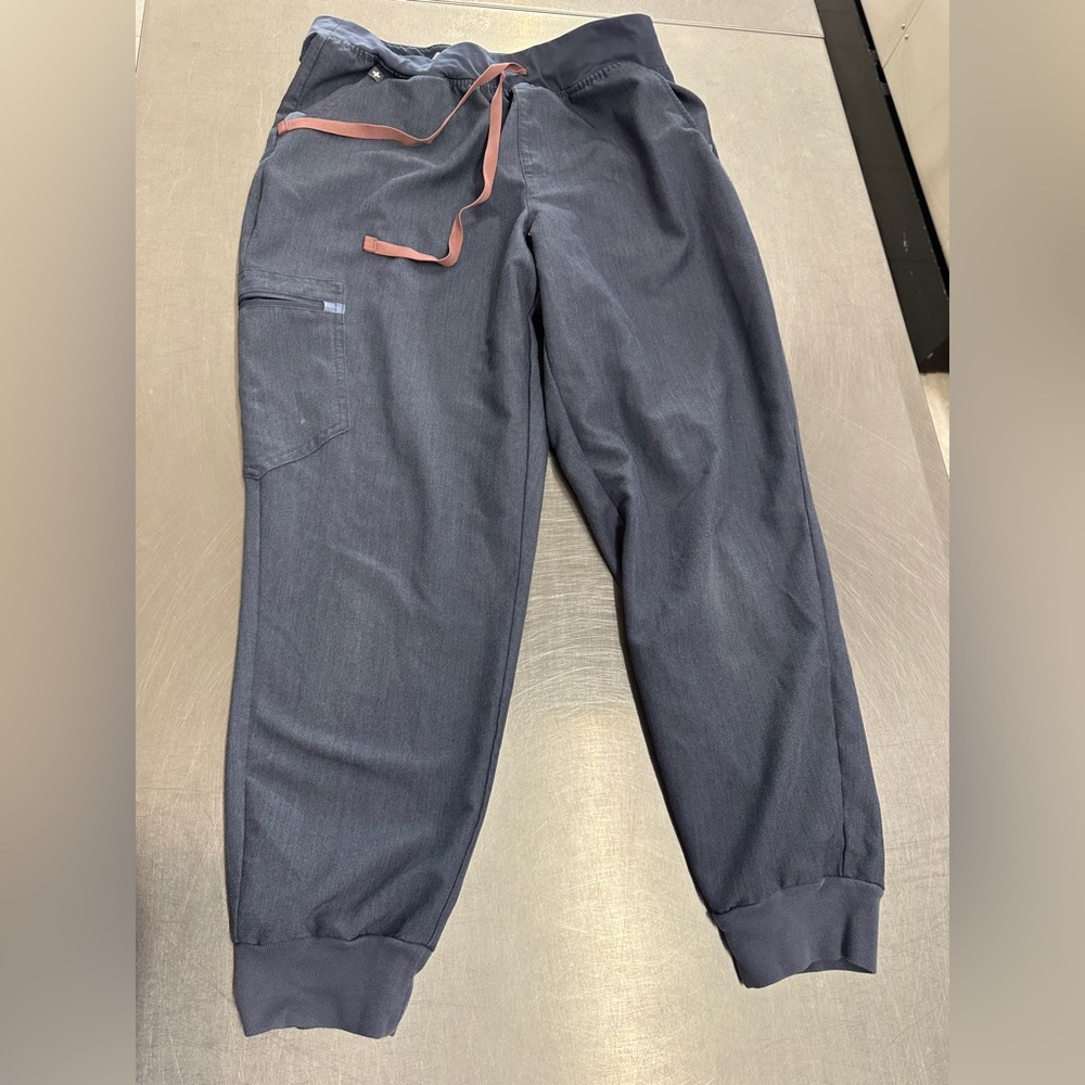 2 pairs of Women’s Large petite figs Zamora joggers